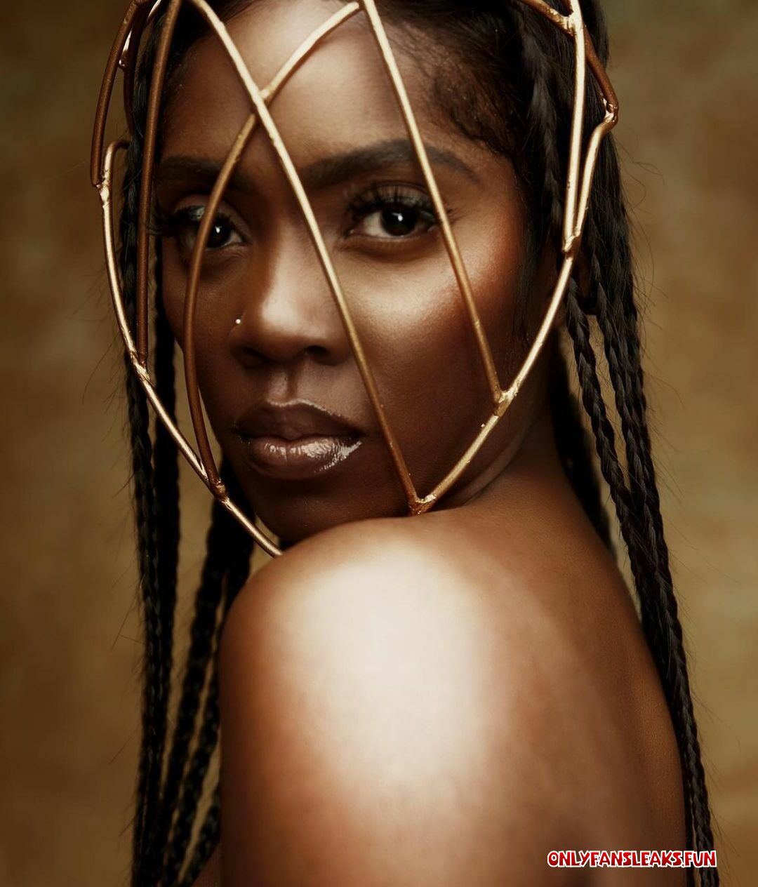 tiwa akiwa uchi