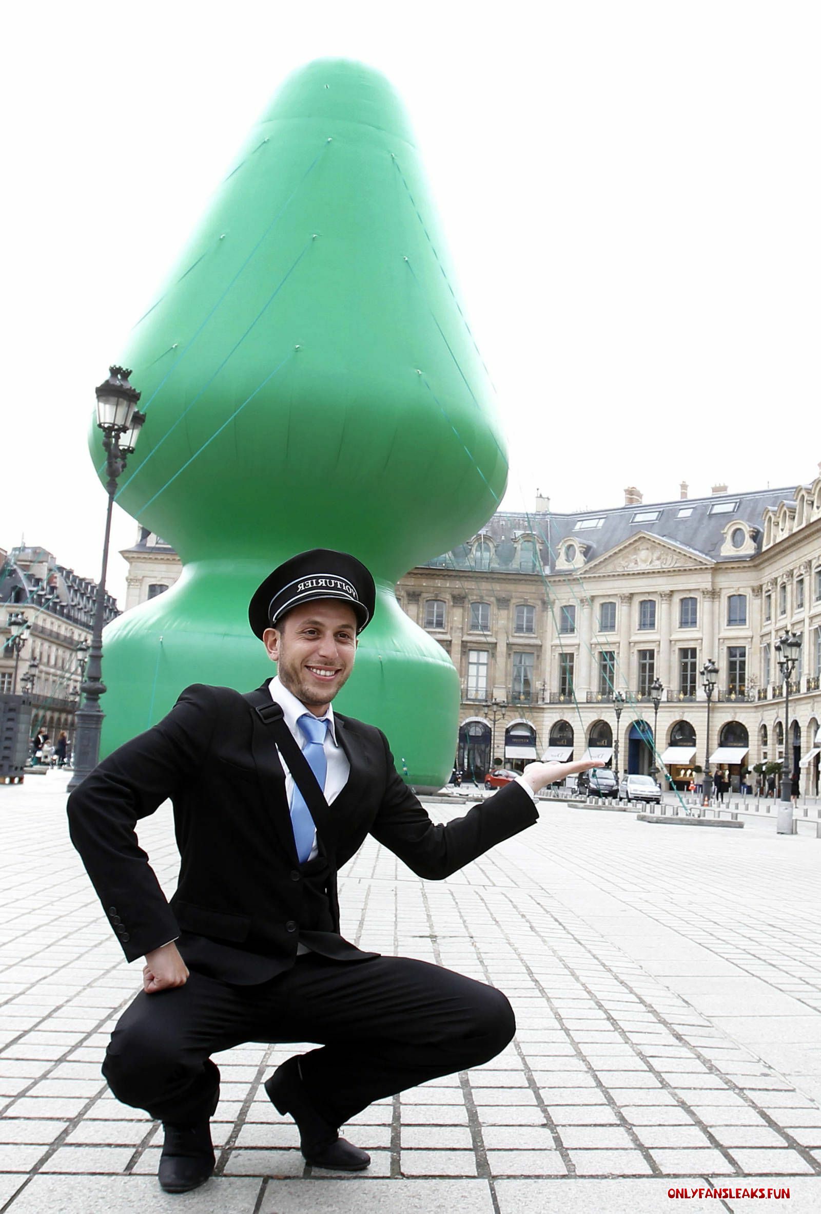 butt plug wearing peacture