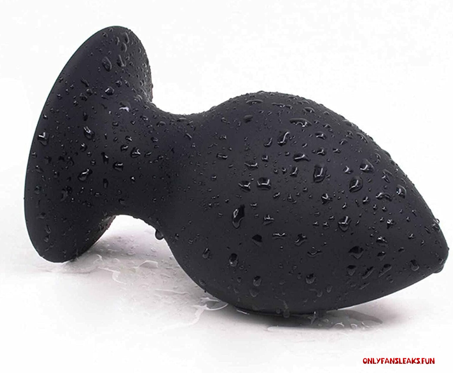 butt plug wearing peacture