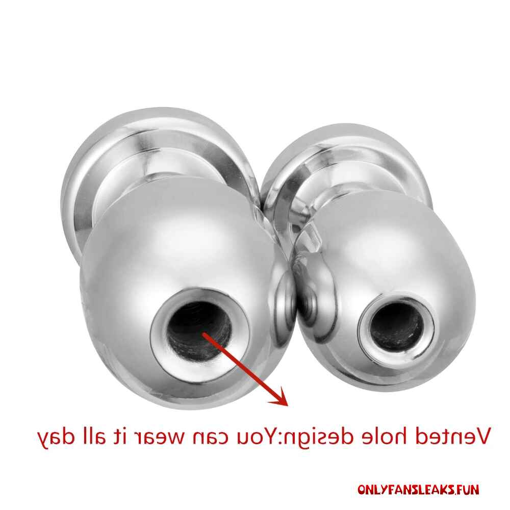 butt plug wearing peacture