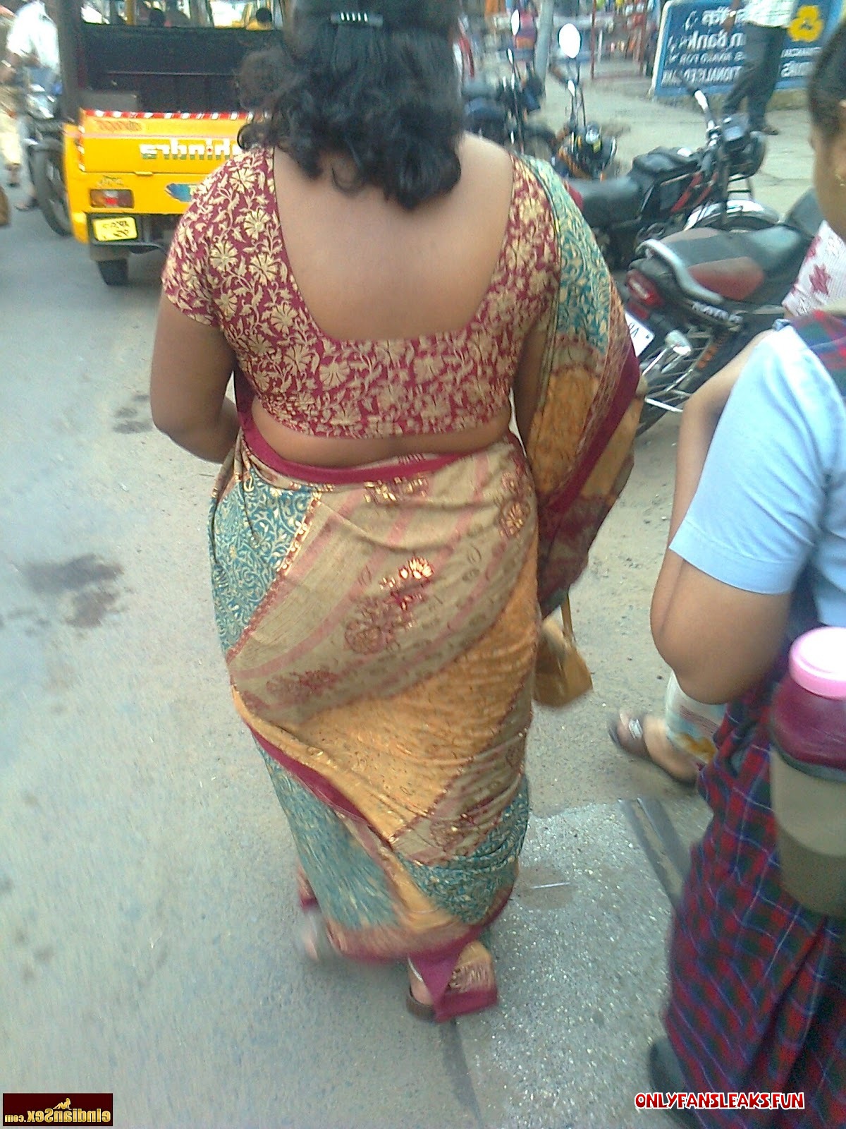 black saree thick aunty backside