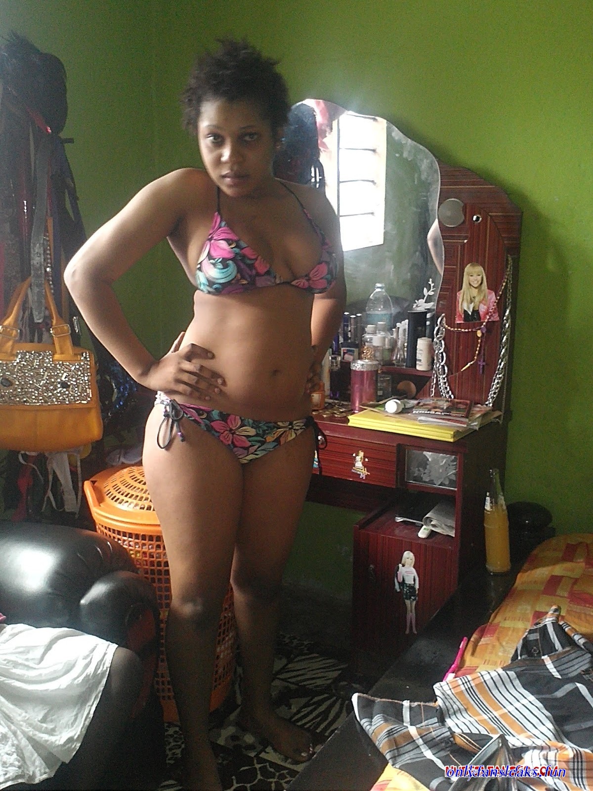 binti akiwa uchi