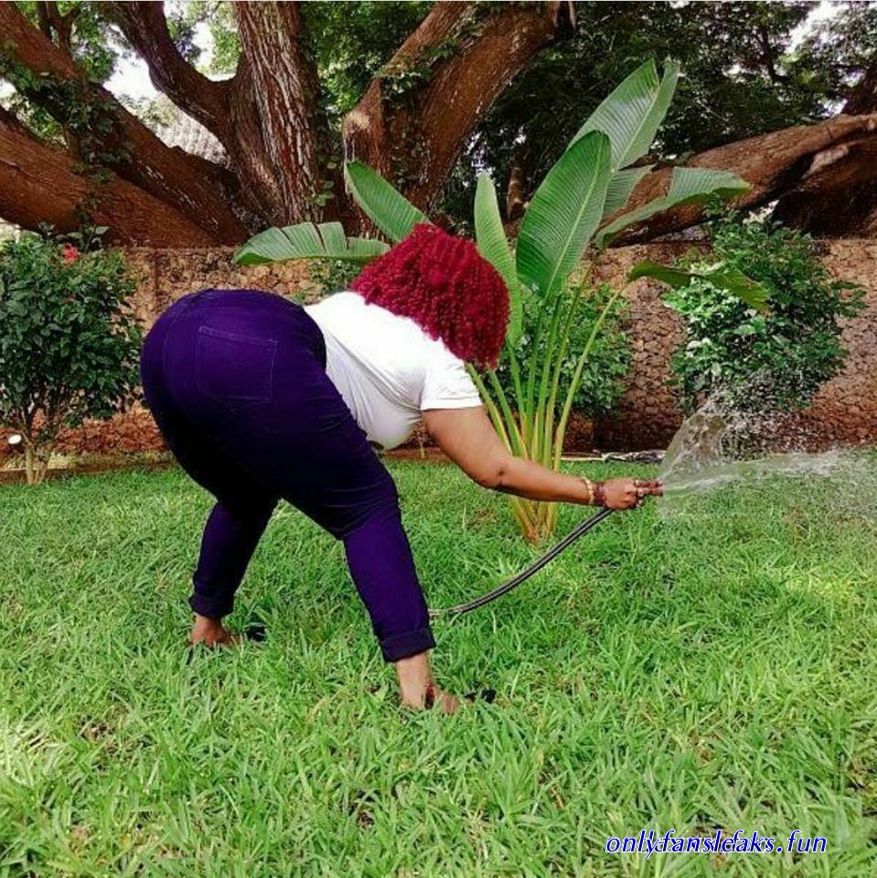 binti akiwa uchi