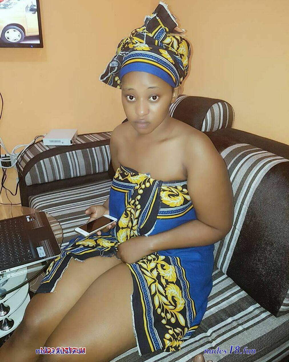 warembo wakiwa nusu uchi kabisa