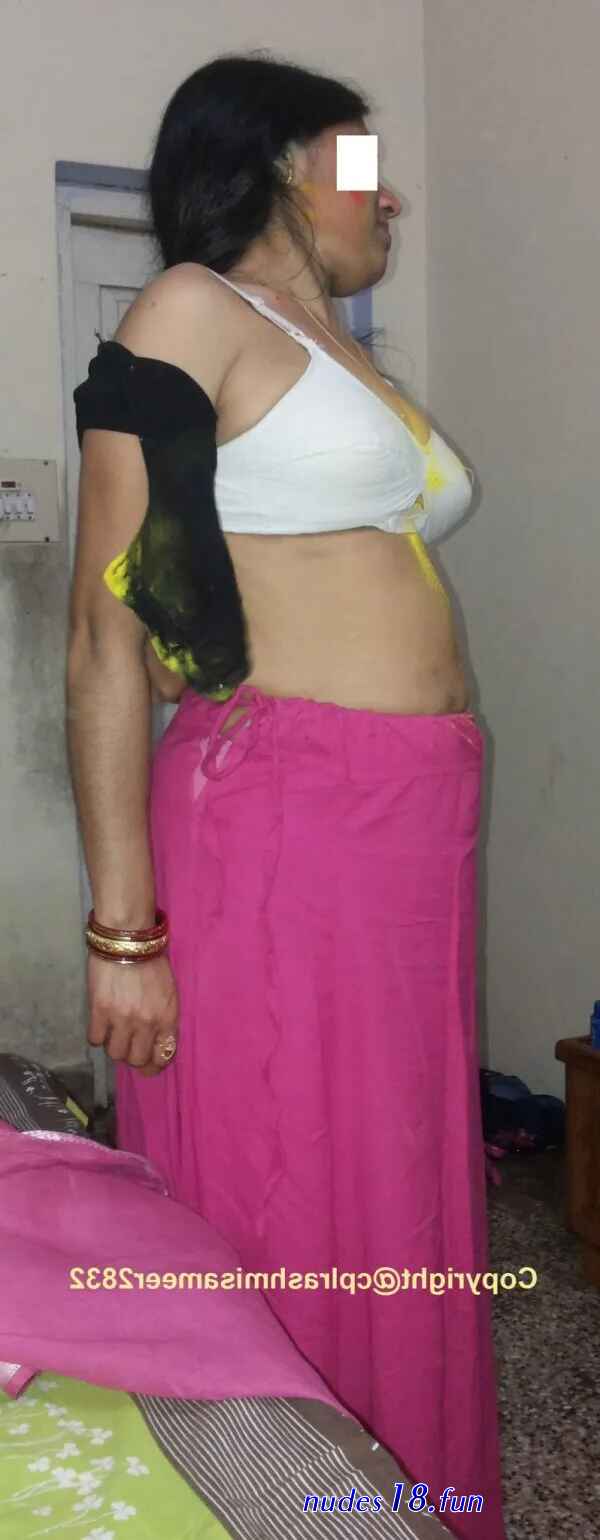 aunty saree back nude