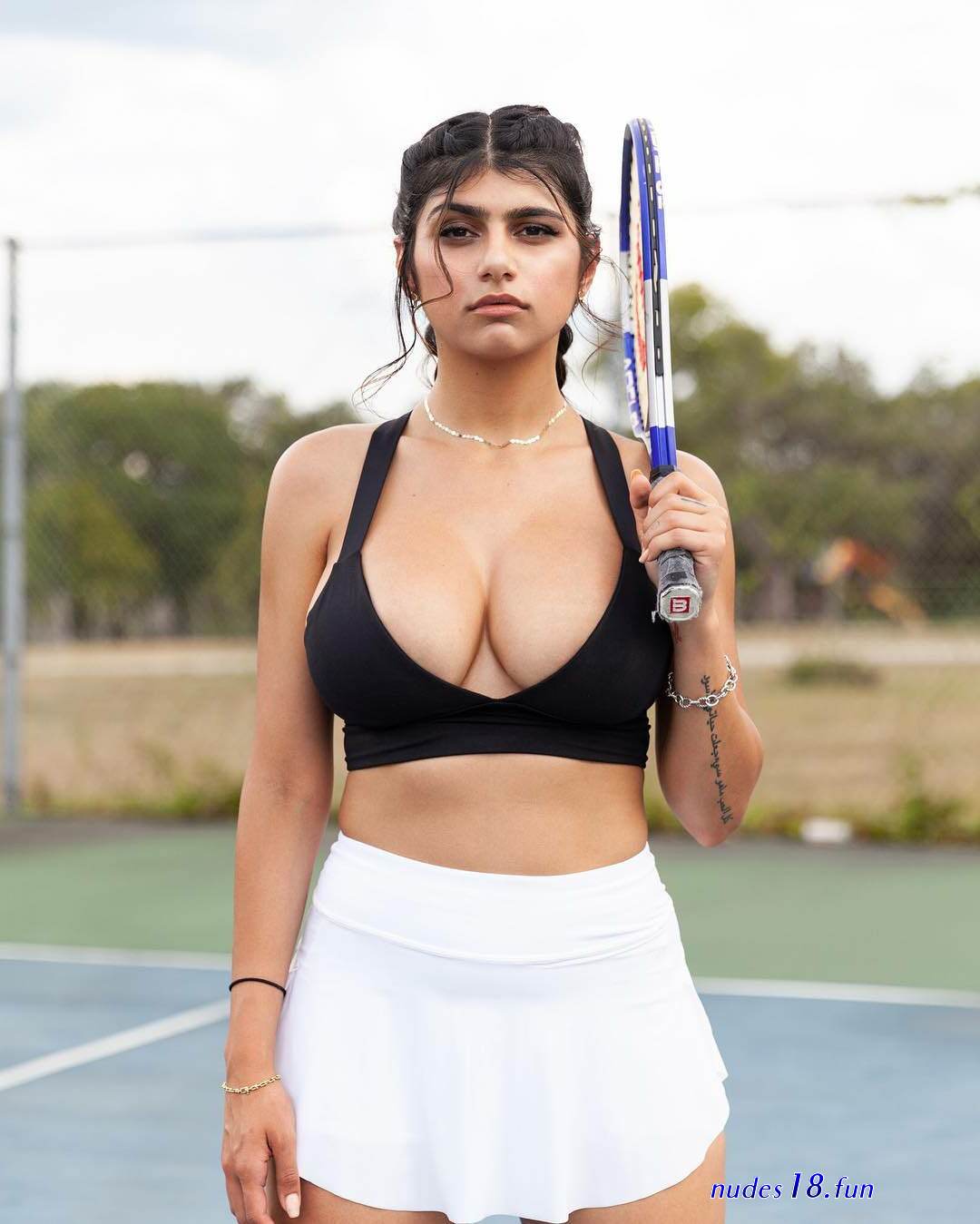 mia khalifa nude image