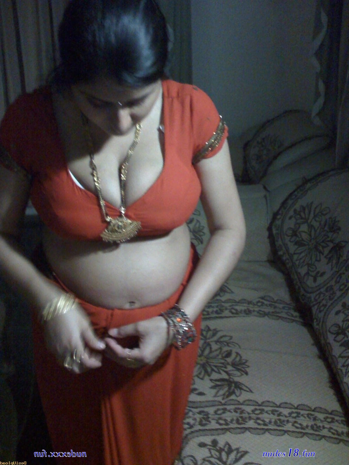desi.housewife.saree.removing.photo