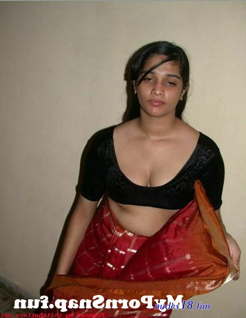 desi.housewife.saree.removing.photo
