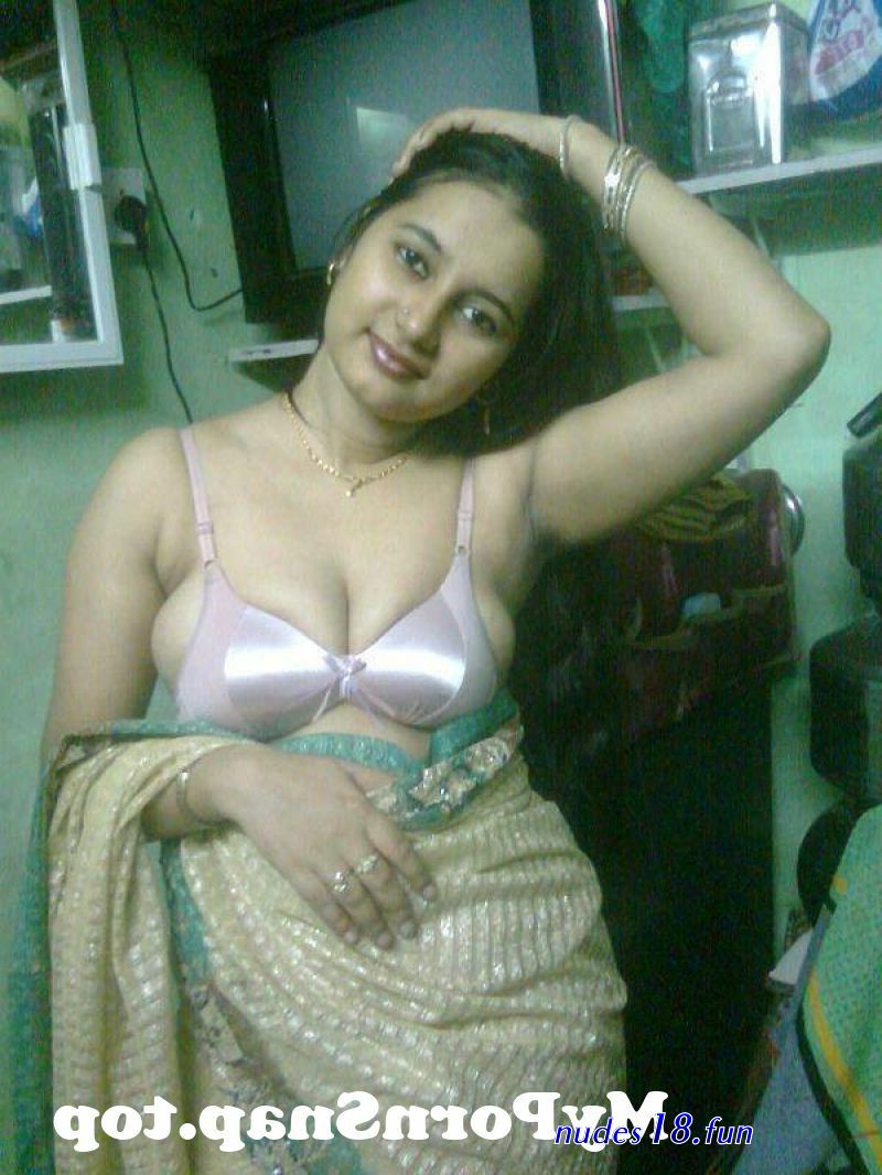 desi.housewife.saree.removing.photo