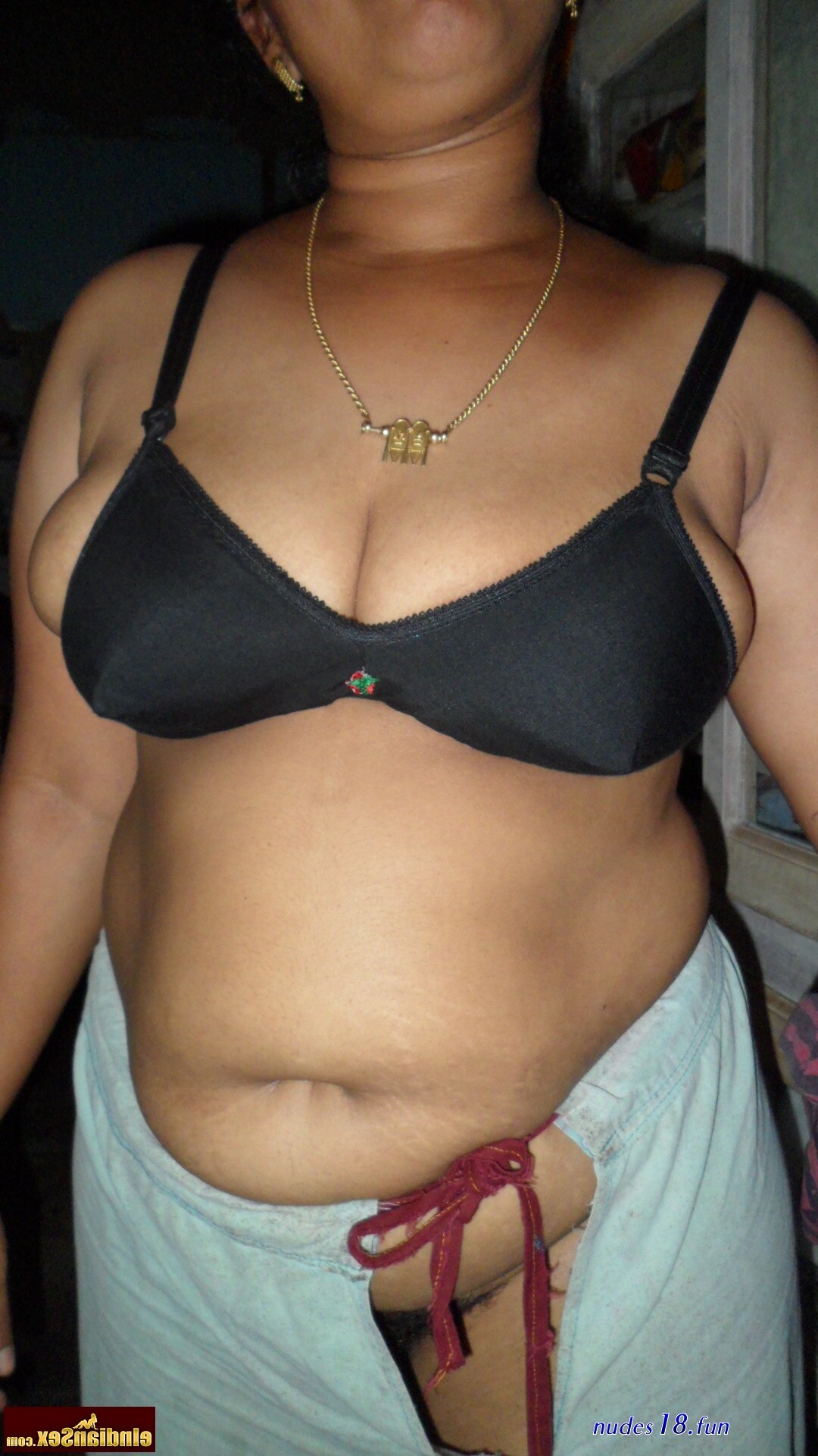 desi.housewife.saree.removing.photo