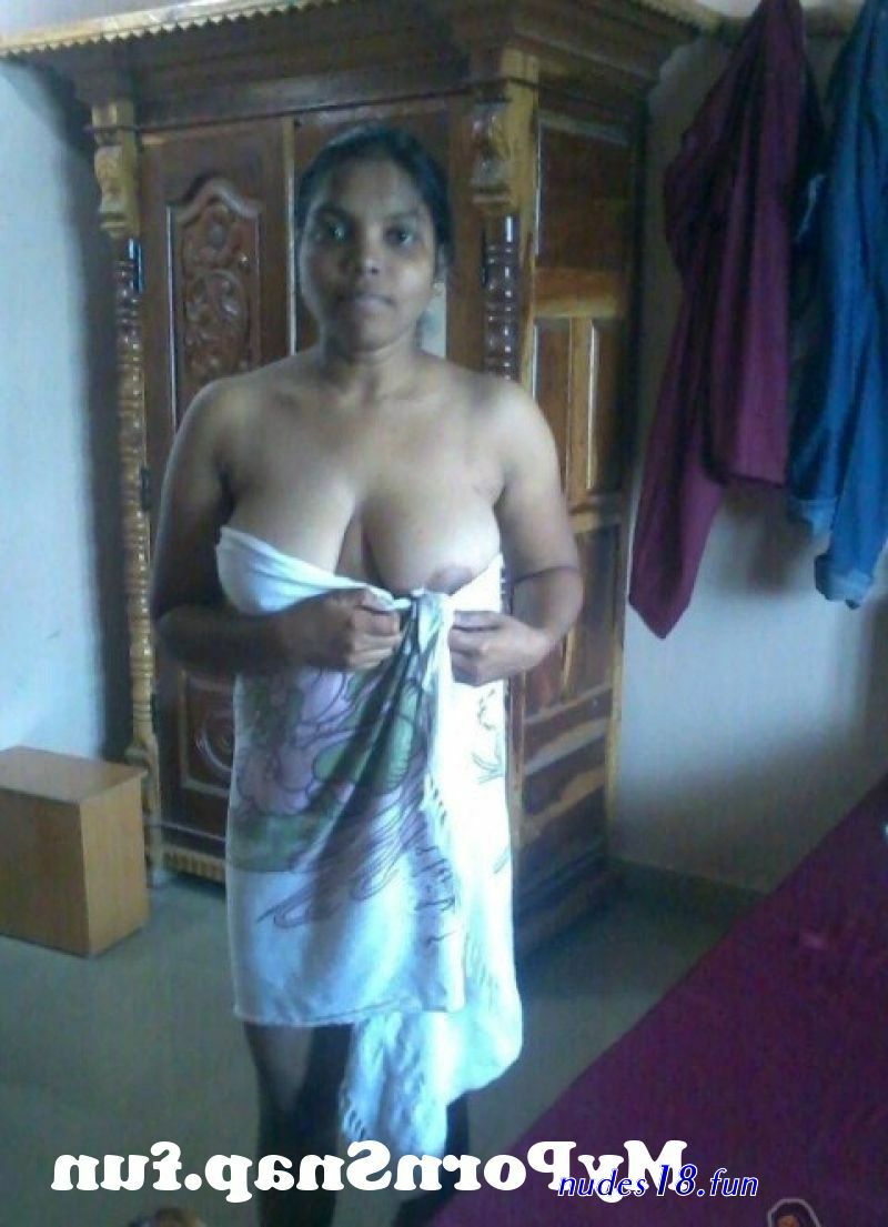 indian.housewife.show.boob.photo