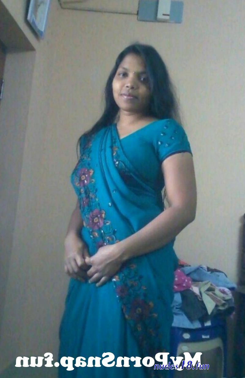 indian.housewife.show.boob.photo