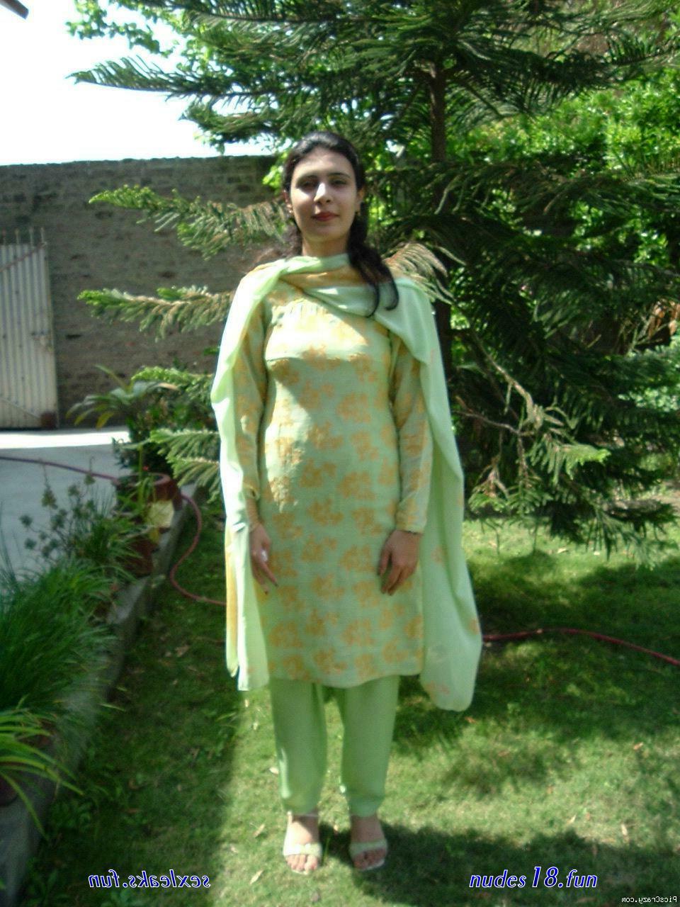 desi.aunty.showing.boob.salwar.kameez.photo