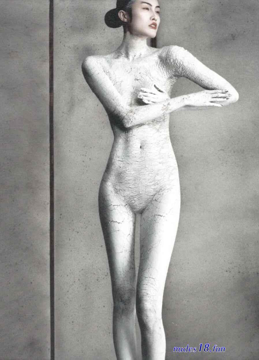 sui he nude