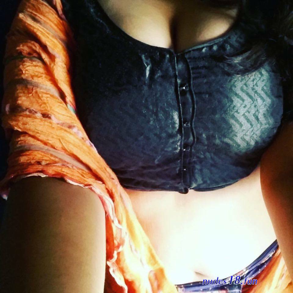 aunty navel naked