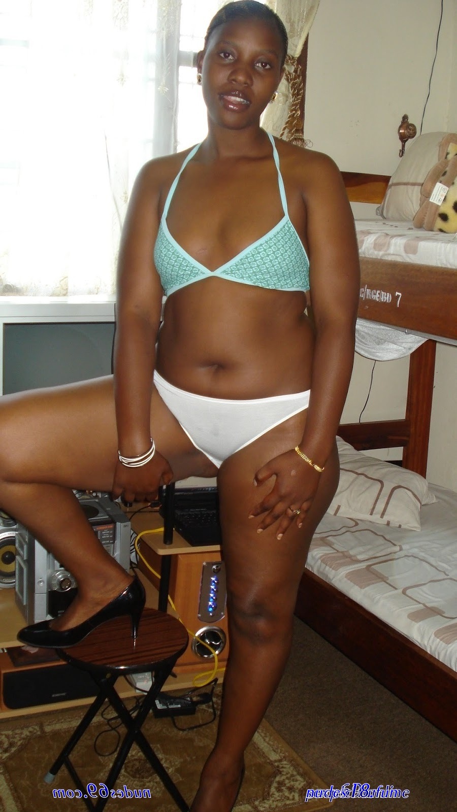 uchi wa mwanamke mwembamba