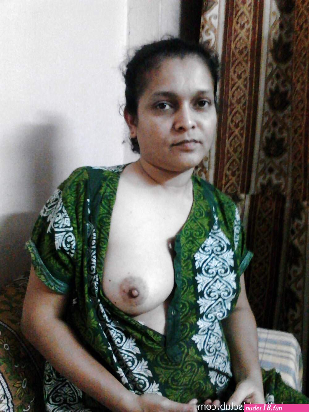 indian.aunty.shows.pic
