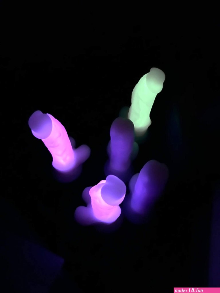 Glow-In-The-Dark-Dildo.jpg
