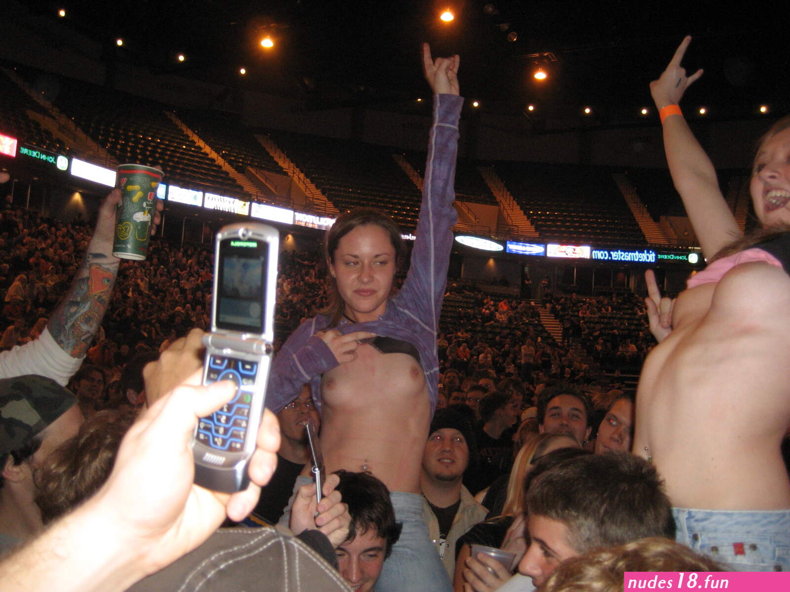 File:Concert flashing Godsmack 007.jpg