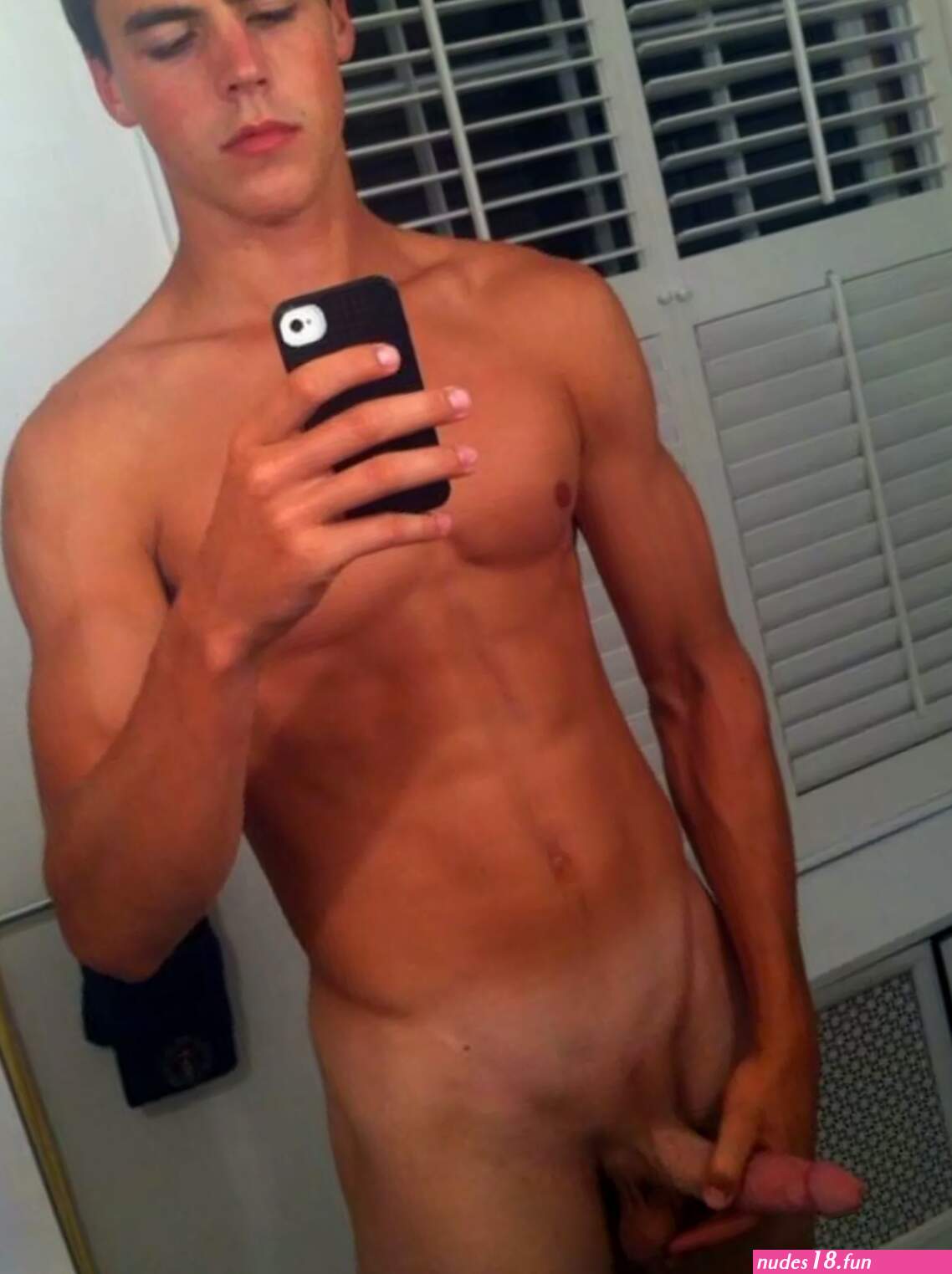 Guys nude selfies