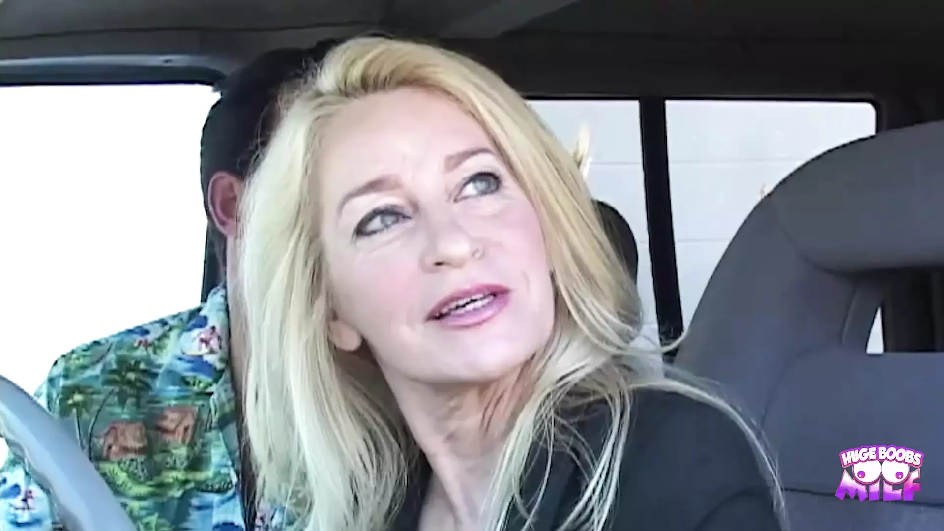 Super hete blonde milf heeft cowgirl-seks in de buitenlucht terwijl ze nog aan het werk is met een collega