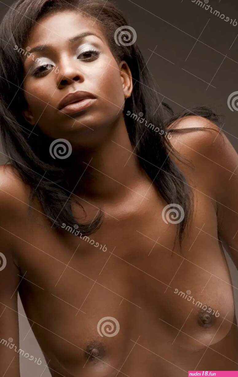 Mujer Latina Sensual Y Enérgica Con El Pecho Al Descubierto Foto de archivo